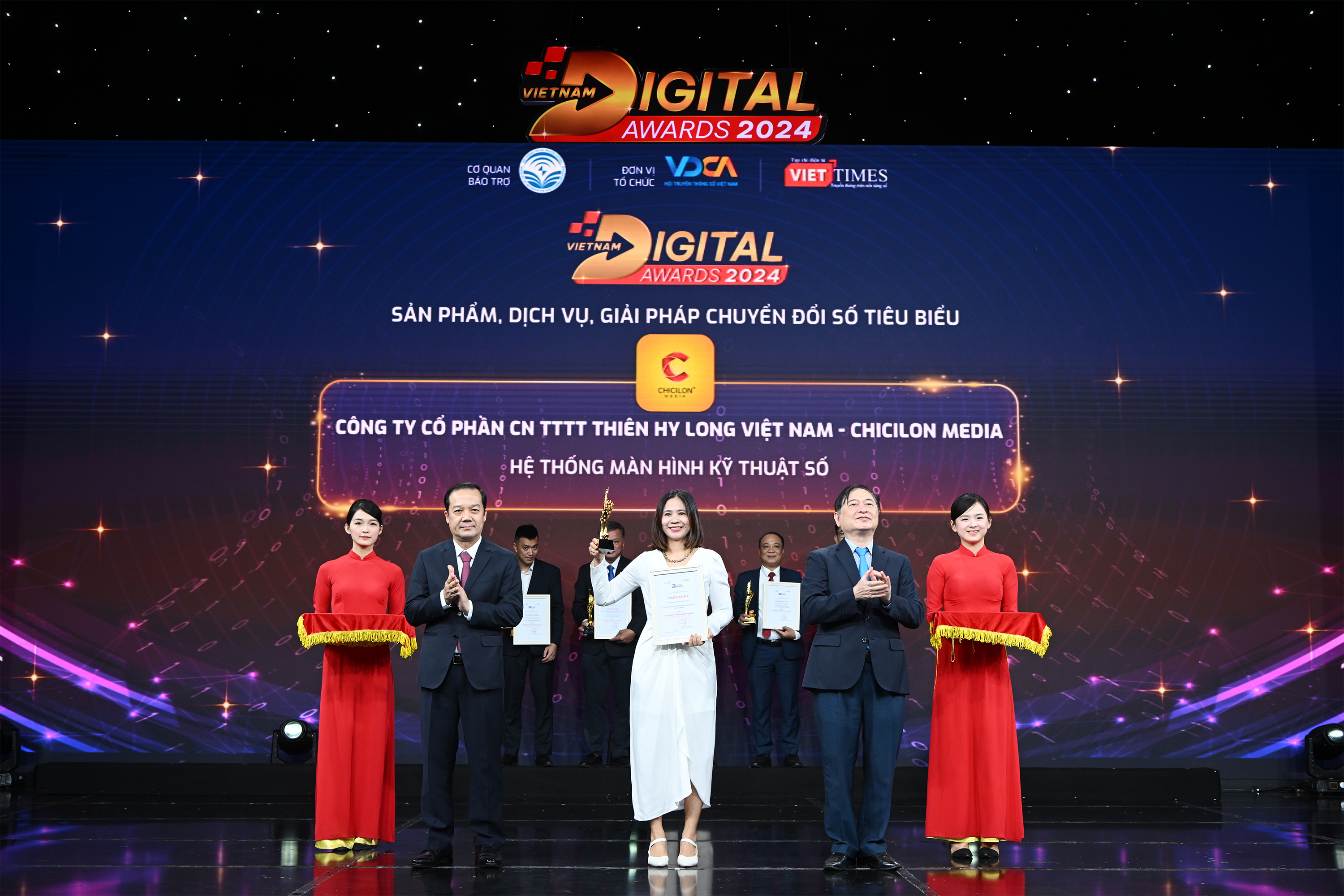 Representatives of Chicilon Media receive the Vietnam Digital Awards 2024