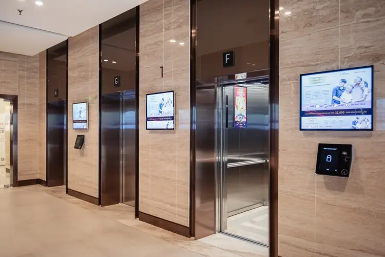 Quảng cáo thang máy cũng là một lựa chọn lý tưởng cho các ngành ngân hàng, bảo hiểm