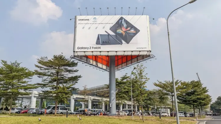 Quảng cáo màn hình LED/LCD tại sân bay tại các vị trí đắc địa giúp truyền tải thông điệp sống động và tạo ấn tượng với khách hàng