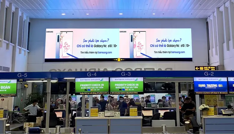 Quảng cáo màn hình LED/LCD tại sân bay tại các vị trí đắc địa giúp truyền tải thông điệp sống động và tạo ấn tượng với khách hàng