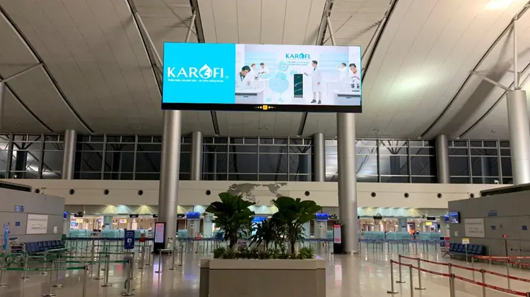 Quảng cáo trên hộp đèn thả trần sân bay là hình thức được thiết kế đặc biệt và treo thả từ trần nhà ga