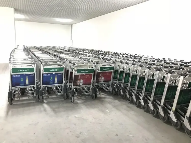 Quảng cáo trên xe đẩy hành lý tại sân bay giúp thông điệp của thương hiệu tiếp cận trực tiếp với hành khách trong suốt hành trình di chuyển