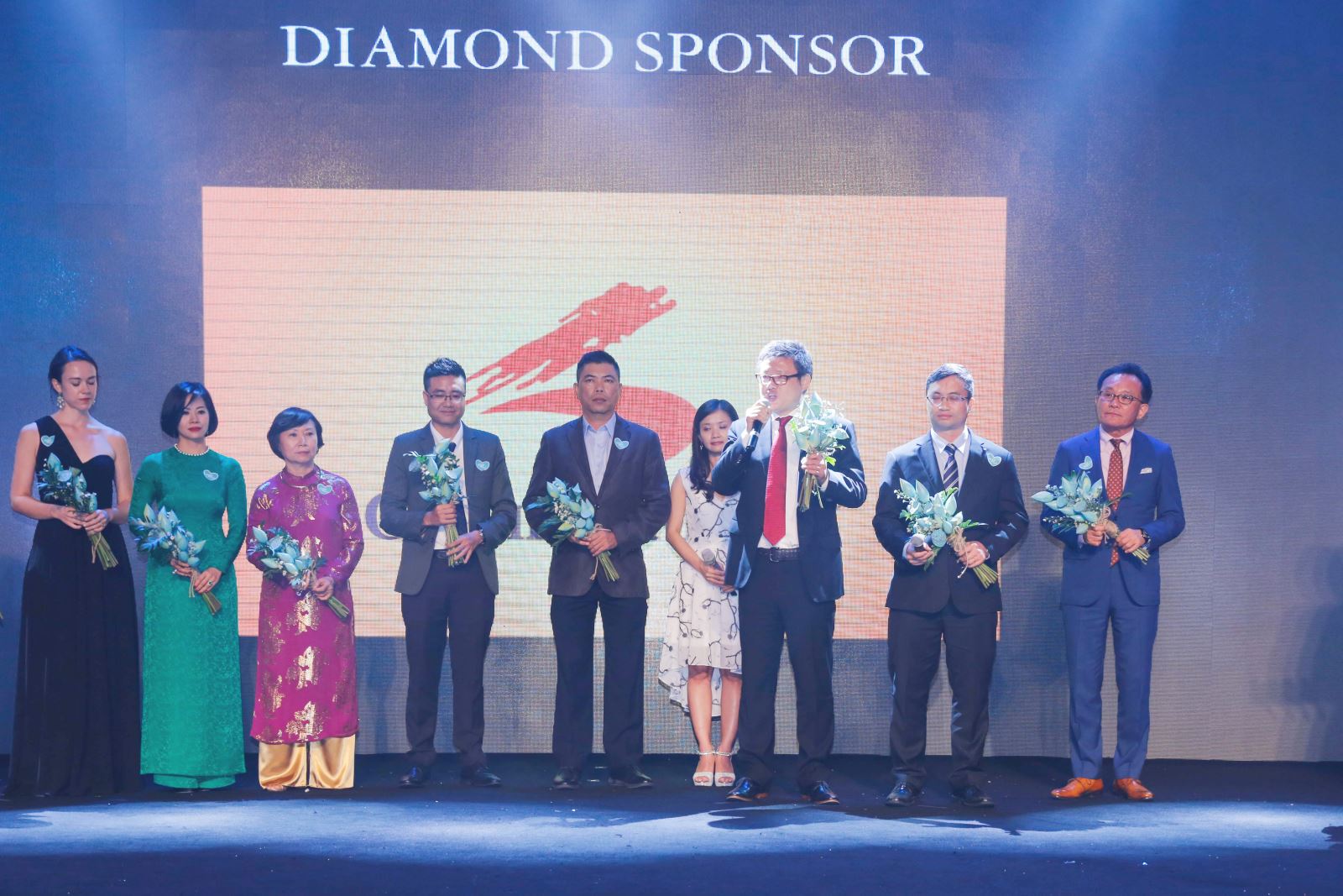 Chicilon Media董事长兼首席执行官郭志峰先生签署了赞助合同，成为该项目的钻石赞助商。 “生命的伤疤6”。