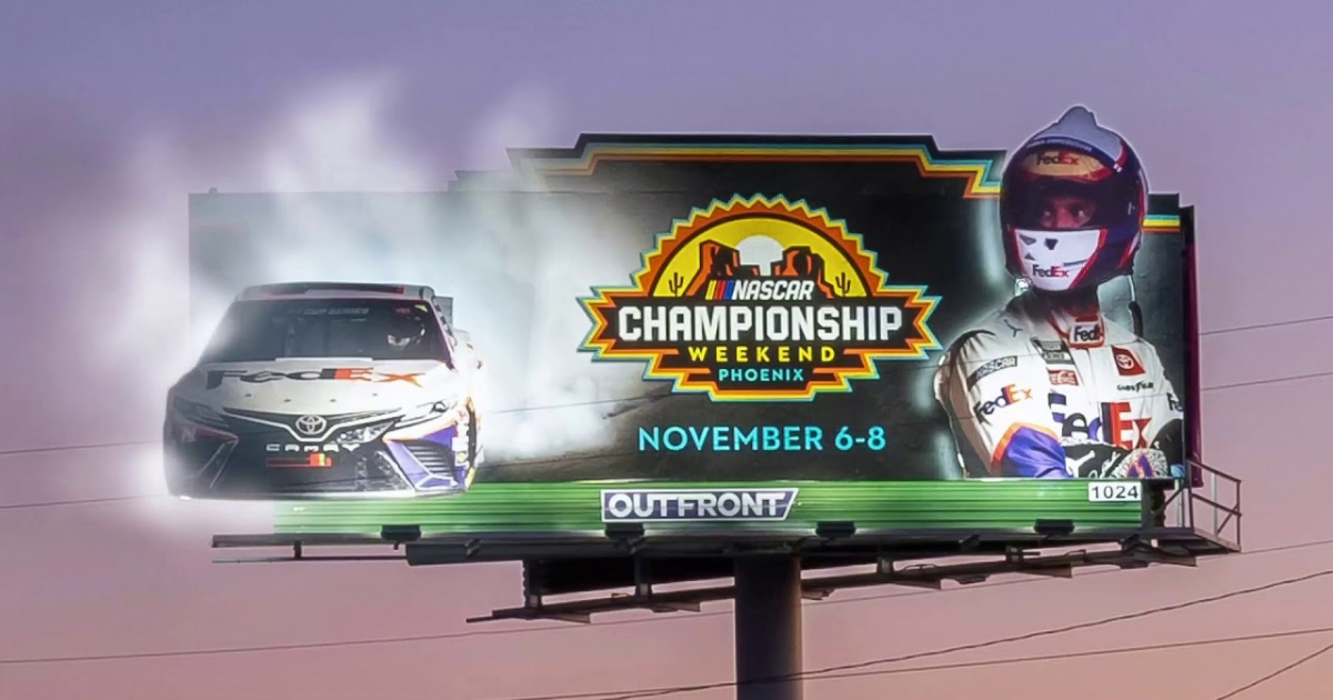 Biển quảng cáo "bốc khói" đã thành công trong việc khơi gợi sự tò mò và thu hút khán giả đến với sự kiện