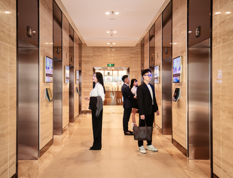 Quảng cáo tại thang máy, sảnh tòa nhà giúp thương hiệu xuất hiện thường xuyên, tự nhiên mà hiệu quả.