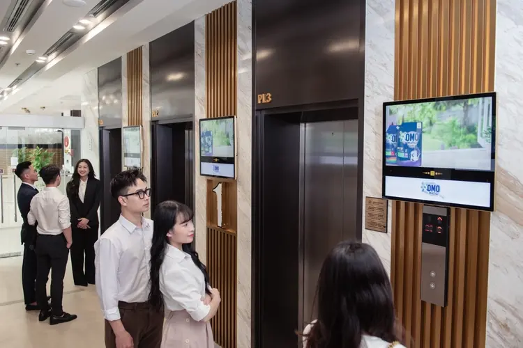 Chi phí quảng cáo phụ thuộc vào vị trí, loại màn hình và thời lượng phát.