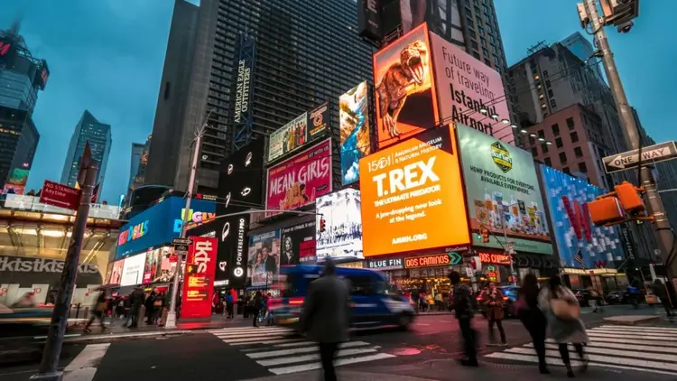 Các vị trí đắc địa ngoài trời giúp quảng cáo tiếp cận lượng lớn khán giả với tầm nhìn rộng