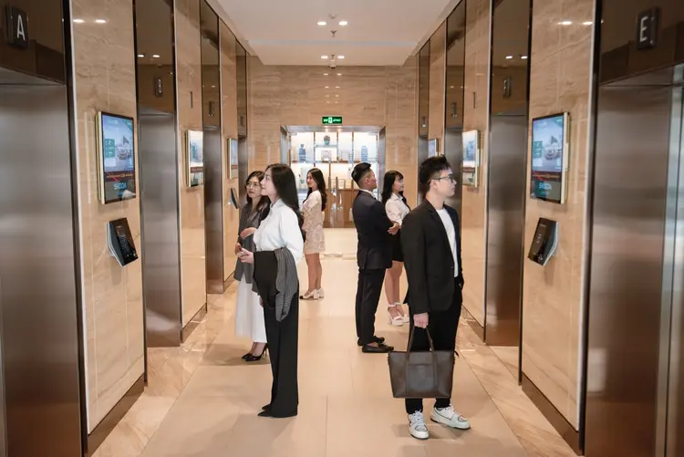 Xuất hiện đều đặn tại các điểm đông người giúp củng cố và định vị thương hiệu lâu dài.