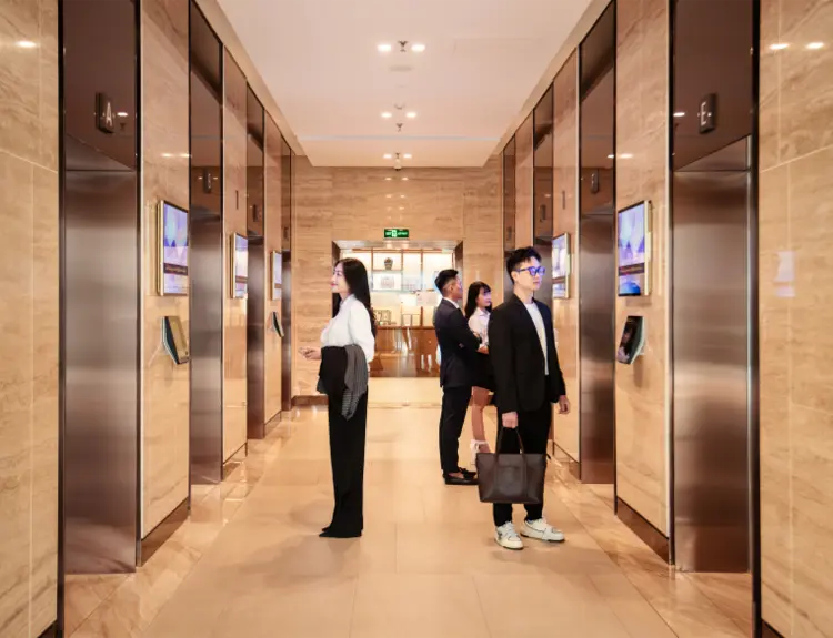 Màn hình kỹ thuật số có thể cá nhân hóa nội dung theo thời gian, hành vi hoặc vị trí người xem.