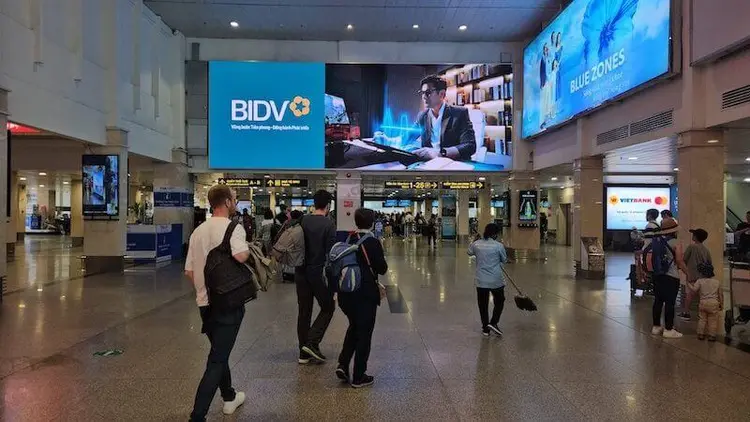 Chi phí quảng cáo tại sân bay phụ thuộc vào nhiều yếu tố như hình thức quảng cáo, vị trí đặt biển,...