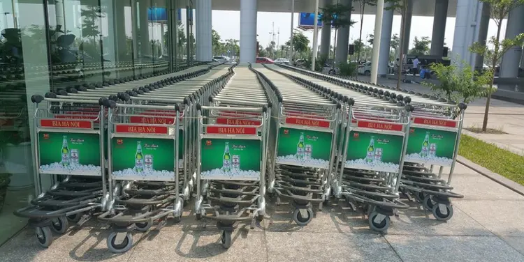 Quảng cáo trên xe đẩy hành lý là hình thức quảng cáo độc đáo tại sân bay, giúp khách hàng ghi nhớ thương hiệu
