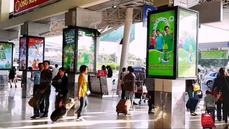 Quảng cáo tĩnh trên biển hộp đèn giúp duy trì sự hiện diện thương hiệu một cách trang trọng và chuyên nghiệp