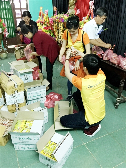 地方领导协助准备救灾物资