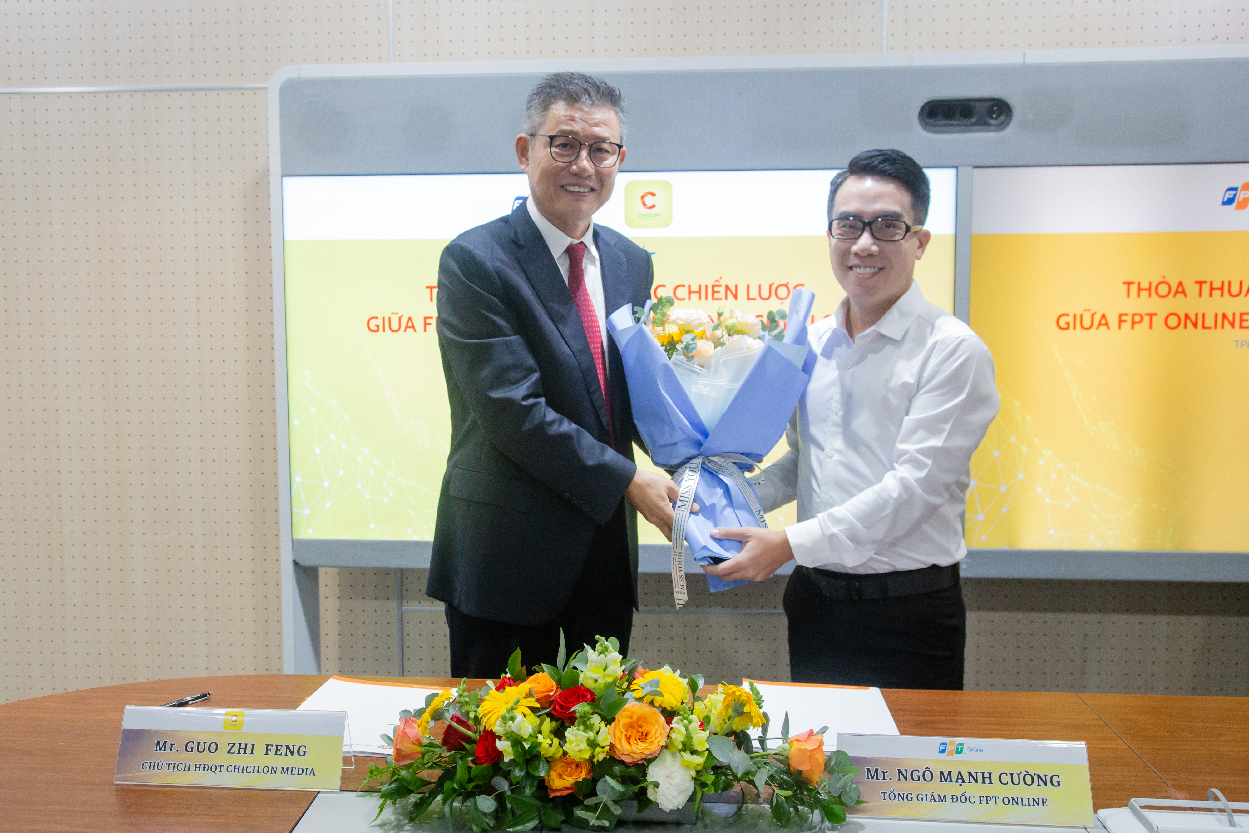 After the signing ceremony, representatives of both sides exchanged flowers