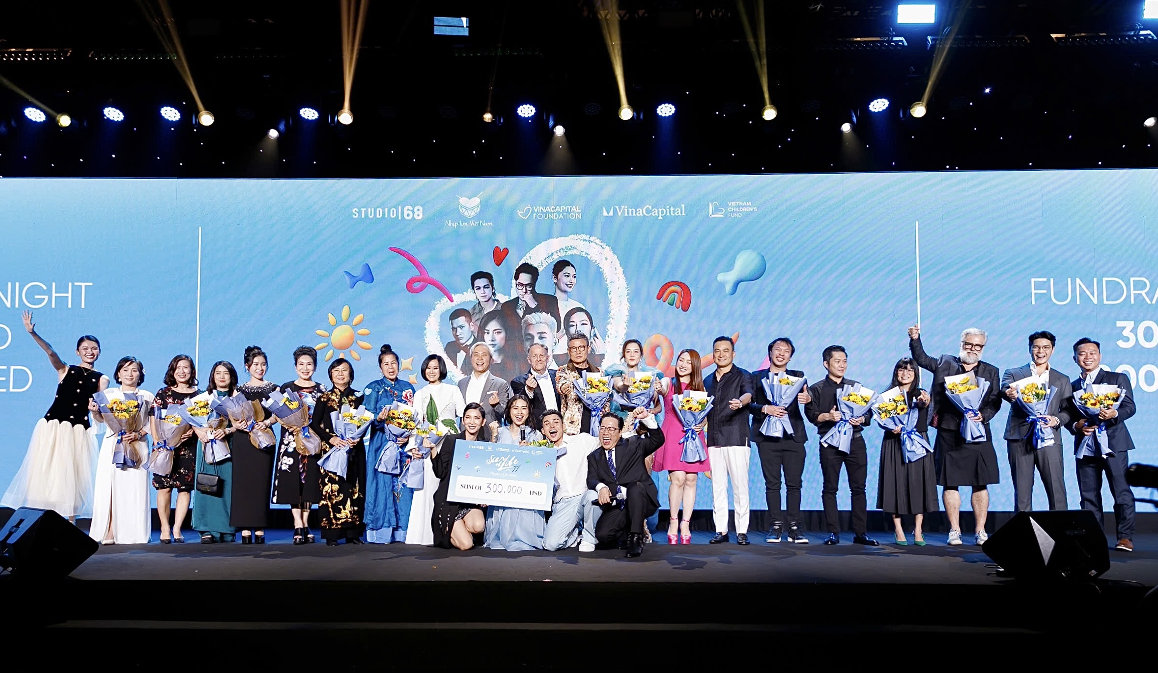 Mr. Guo Zhi Feng, along with other philanthropists, successfully placed bids and received commemorative flowers from the event