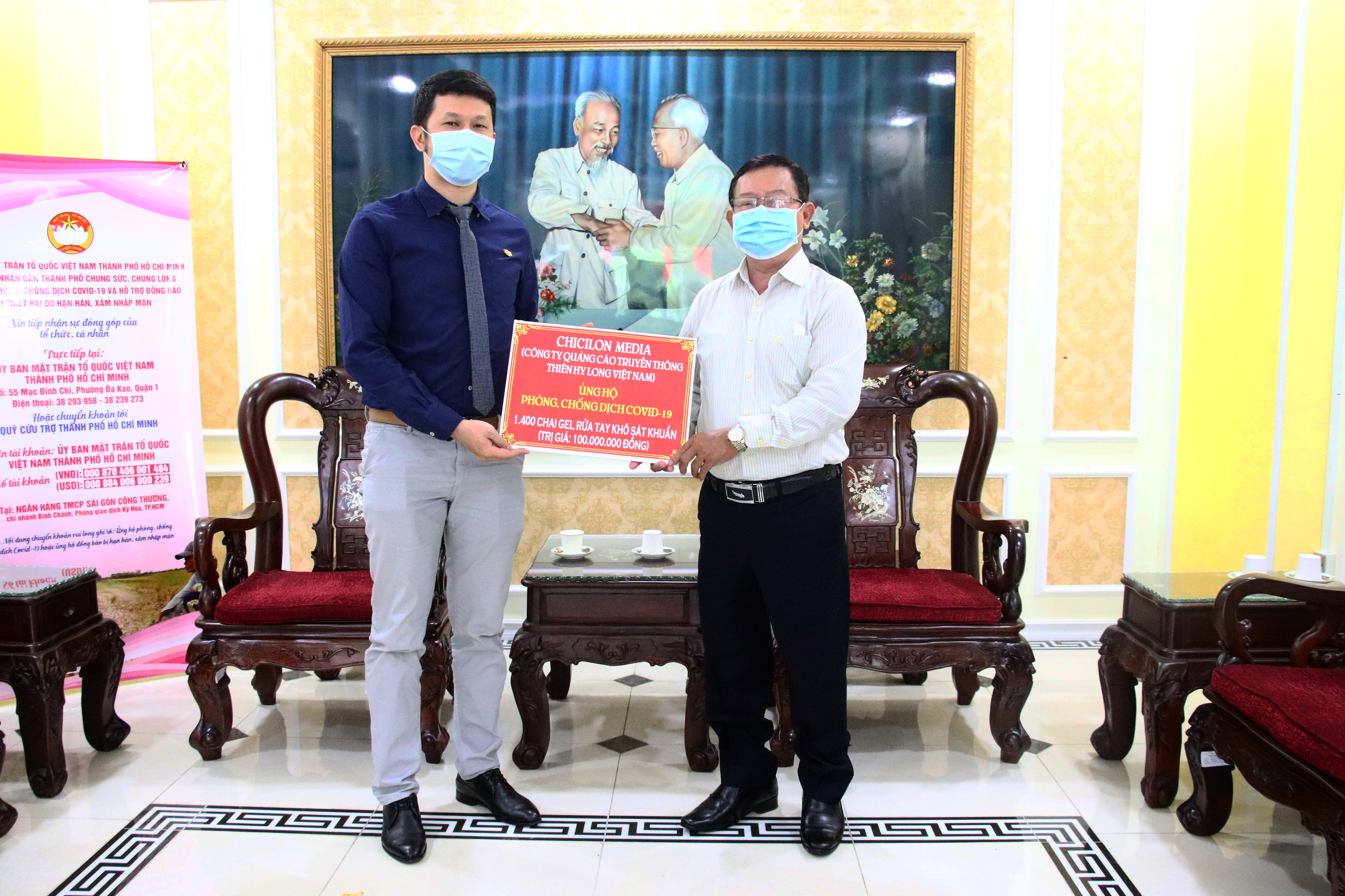Mr. Tang Khanh Hien – Chief Financial Officer of Chicilon Media presents support gifts to the Vietnam Fatherland Front Committee of Ho Chi Minh City.