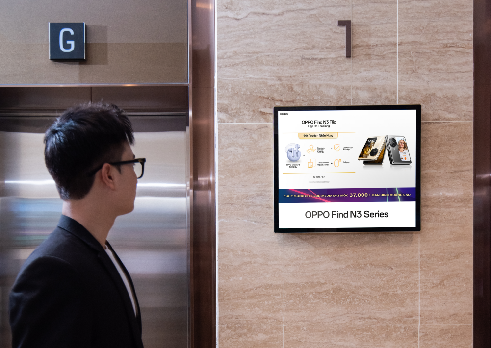 People watch Oppo ads while waiting for the elevator