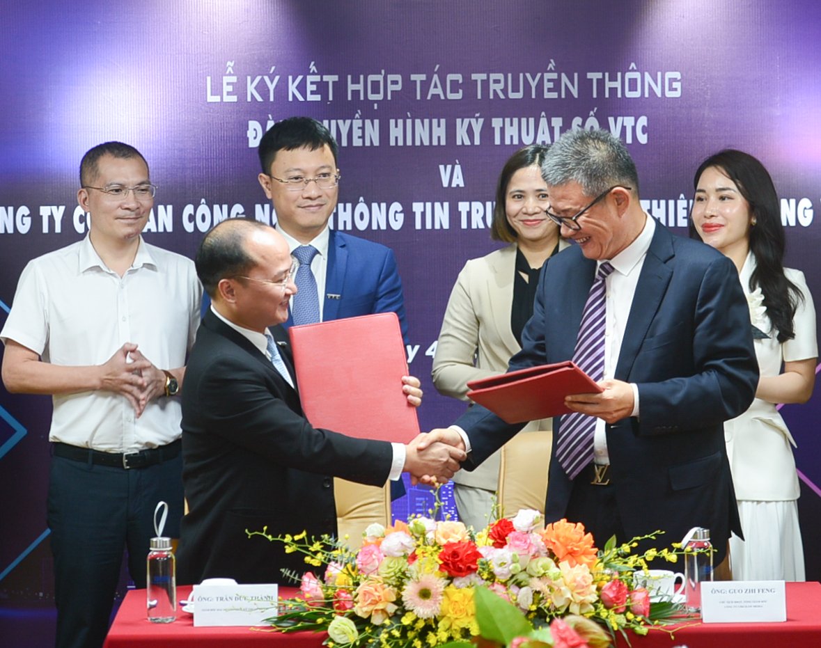 Representatives of VTC and Chicilon Media at the media cooperation signing ceremony