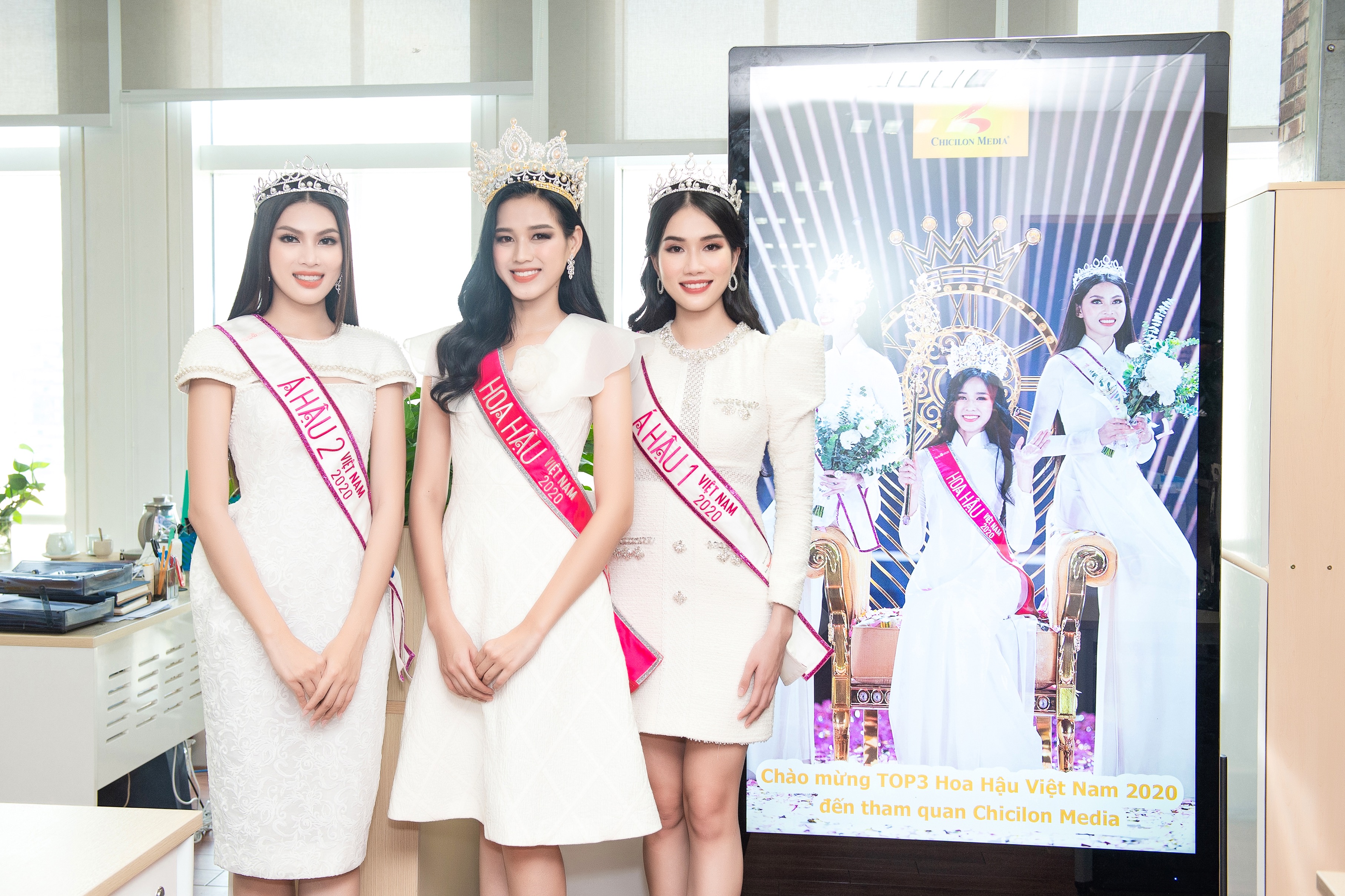 The Top 3 Miss Vietnam 2020 finalists were excited to see their images on Chicilon Media’s Digital Frame system