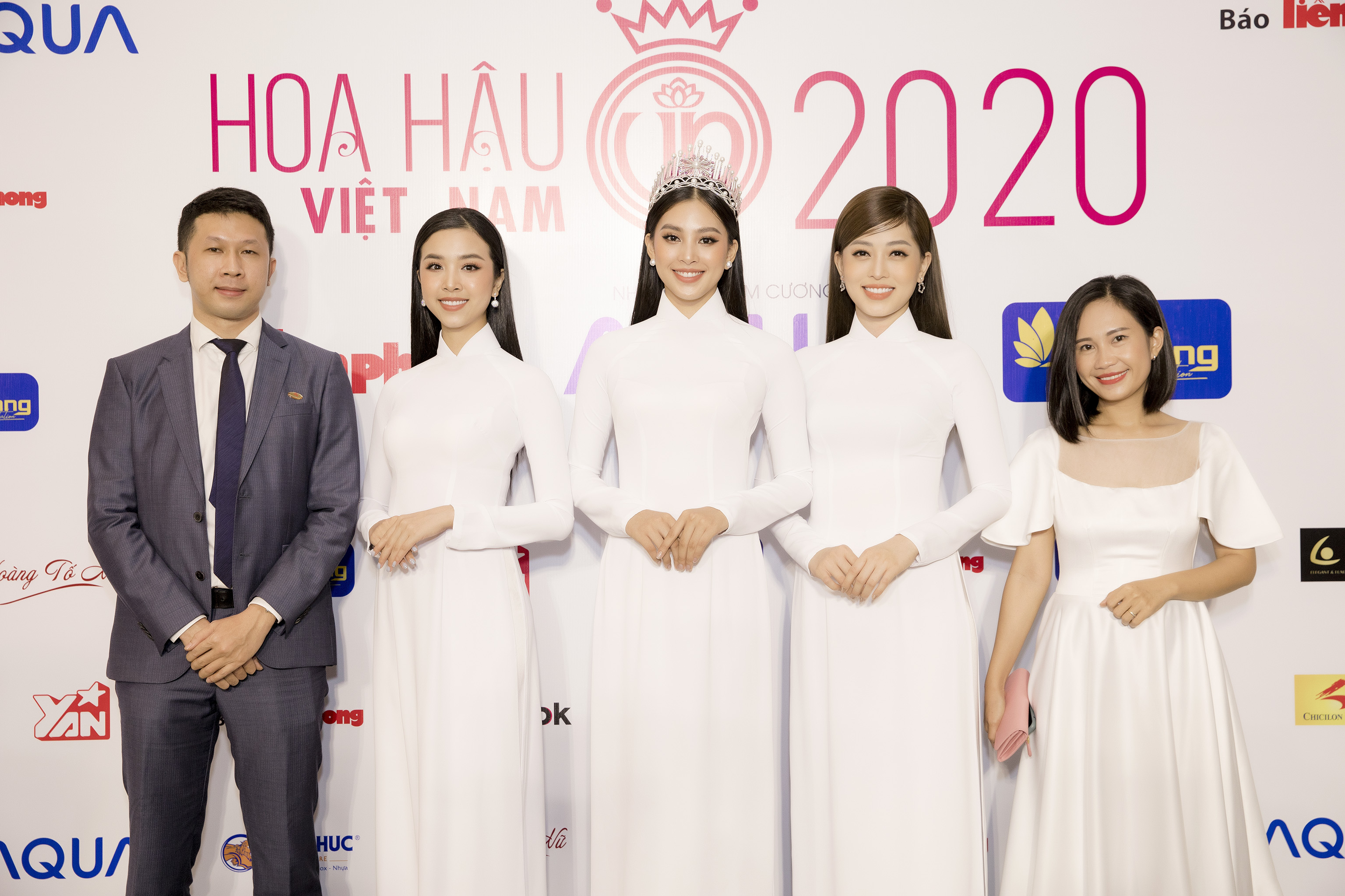 Ông Tăng Khánh Hiền - GĐ tài chính Chicilon Media và Bà Trần Bảo Uyên - GĐ kênh Poster, chụp hình lưu niệm cùng top 3 HHVN 2018