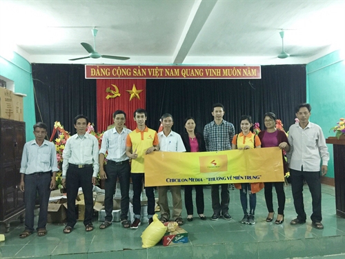 Đại diện Chicilon Media chụp hình lưu niệm cùng Ban lãnh đạo địa phương