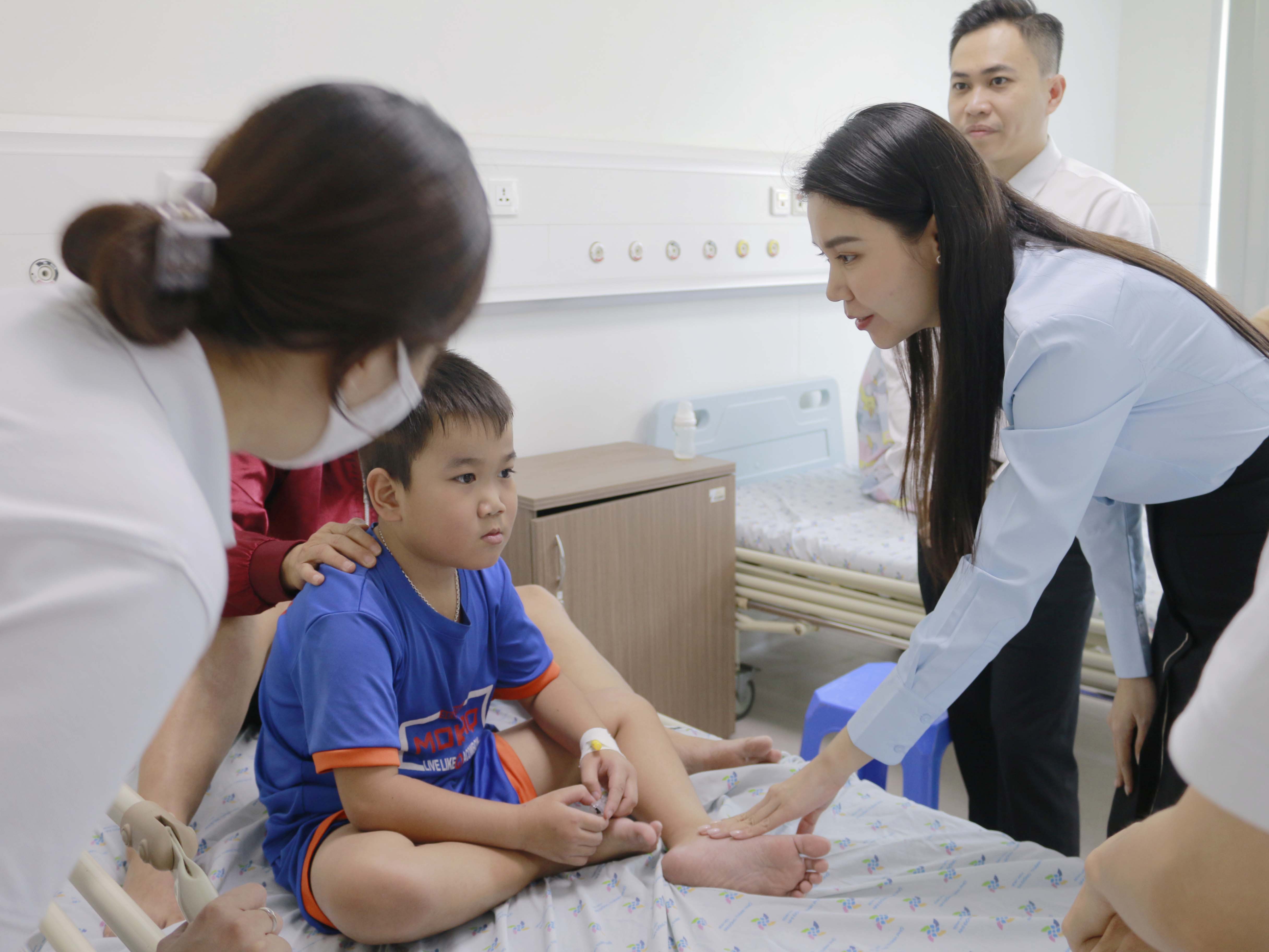 Đại diện Chicilon Media thăm hỏi bé Bảo Kha