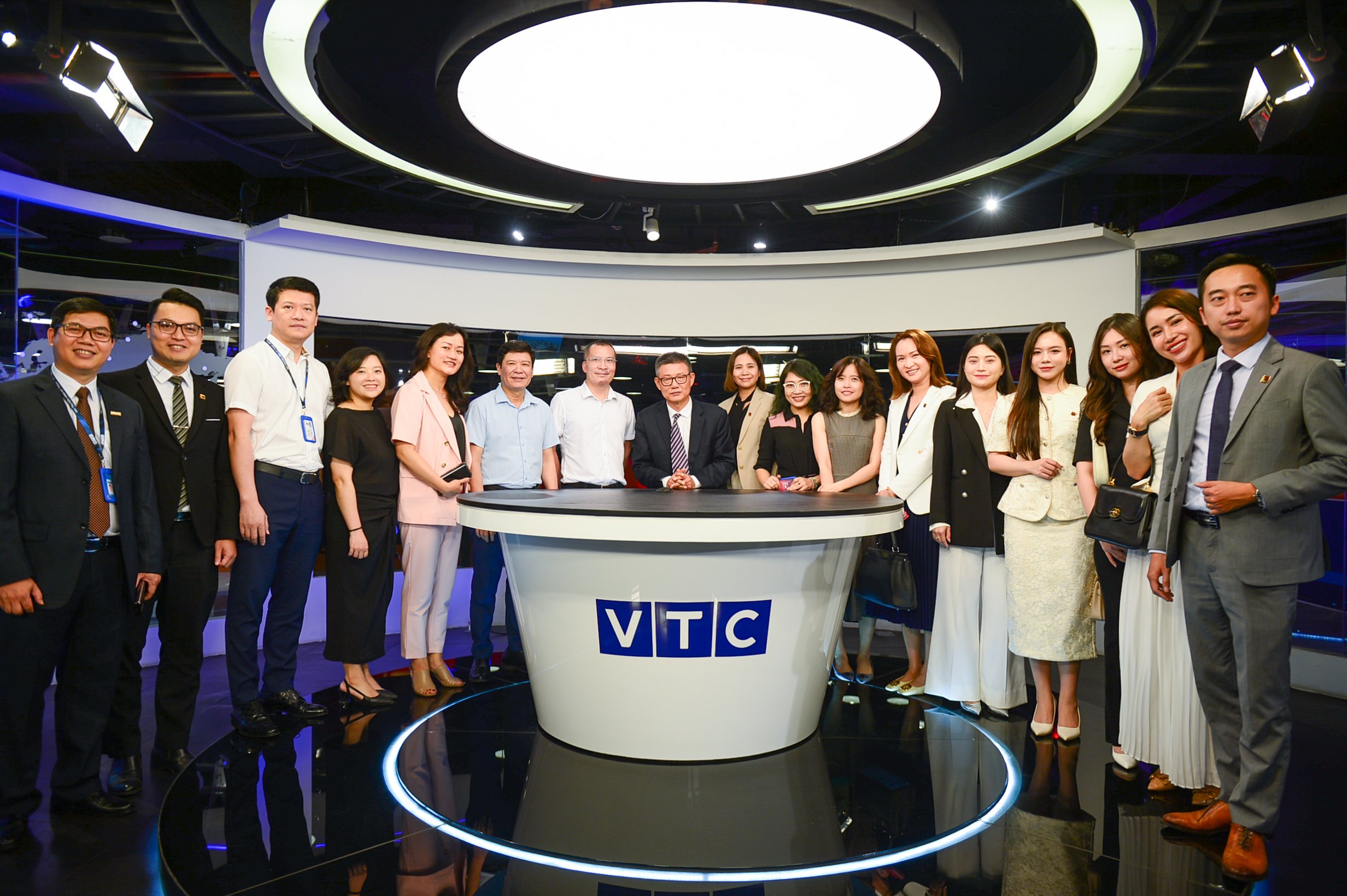 Đại diện Chicilon Media trải nghiệm không gian trường quay thời sự mở của Đài VTC