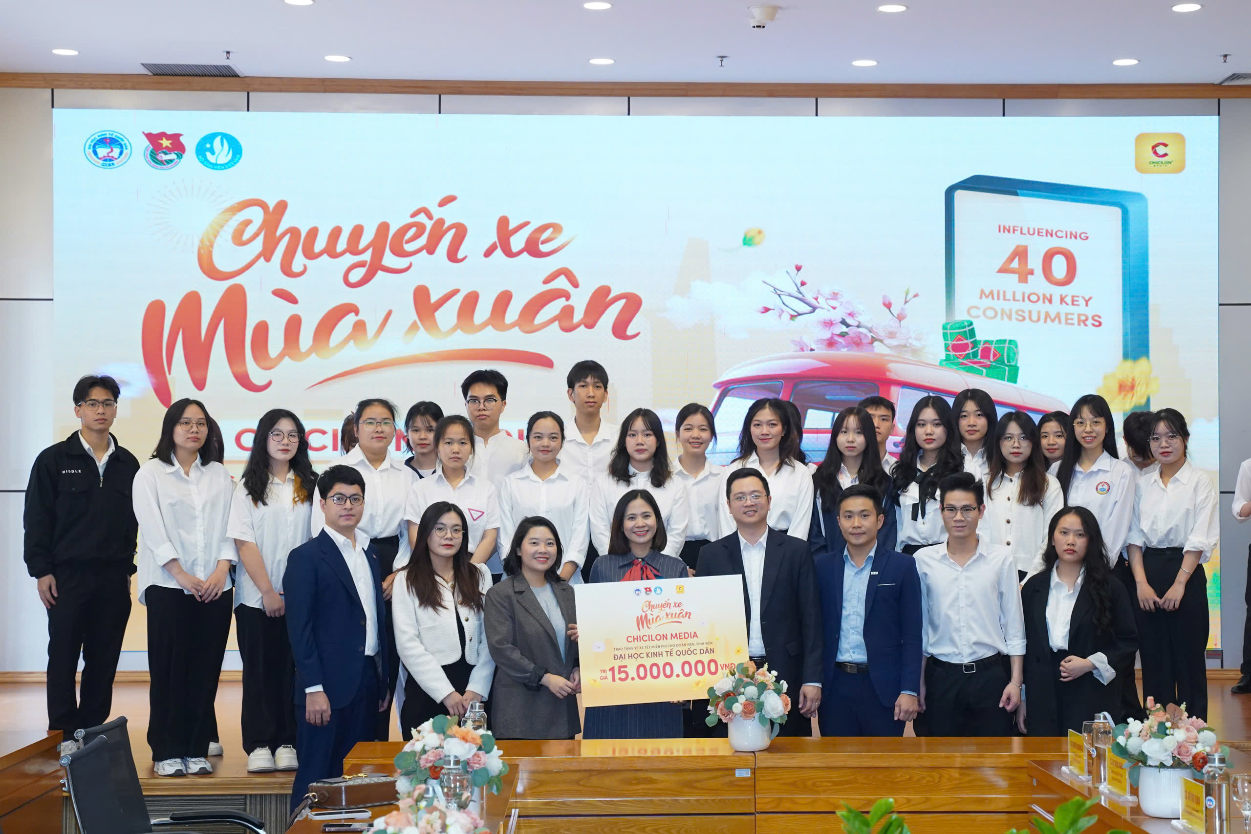 Đại diện Chicilon Media trao tặng quỹ hỗ trợ cho các em sinh viên ĐH Kinh tế Quốc dân