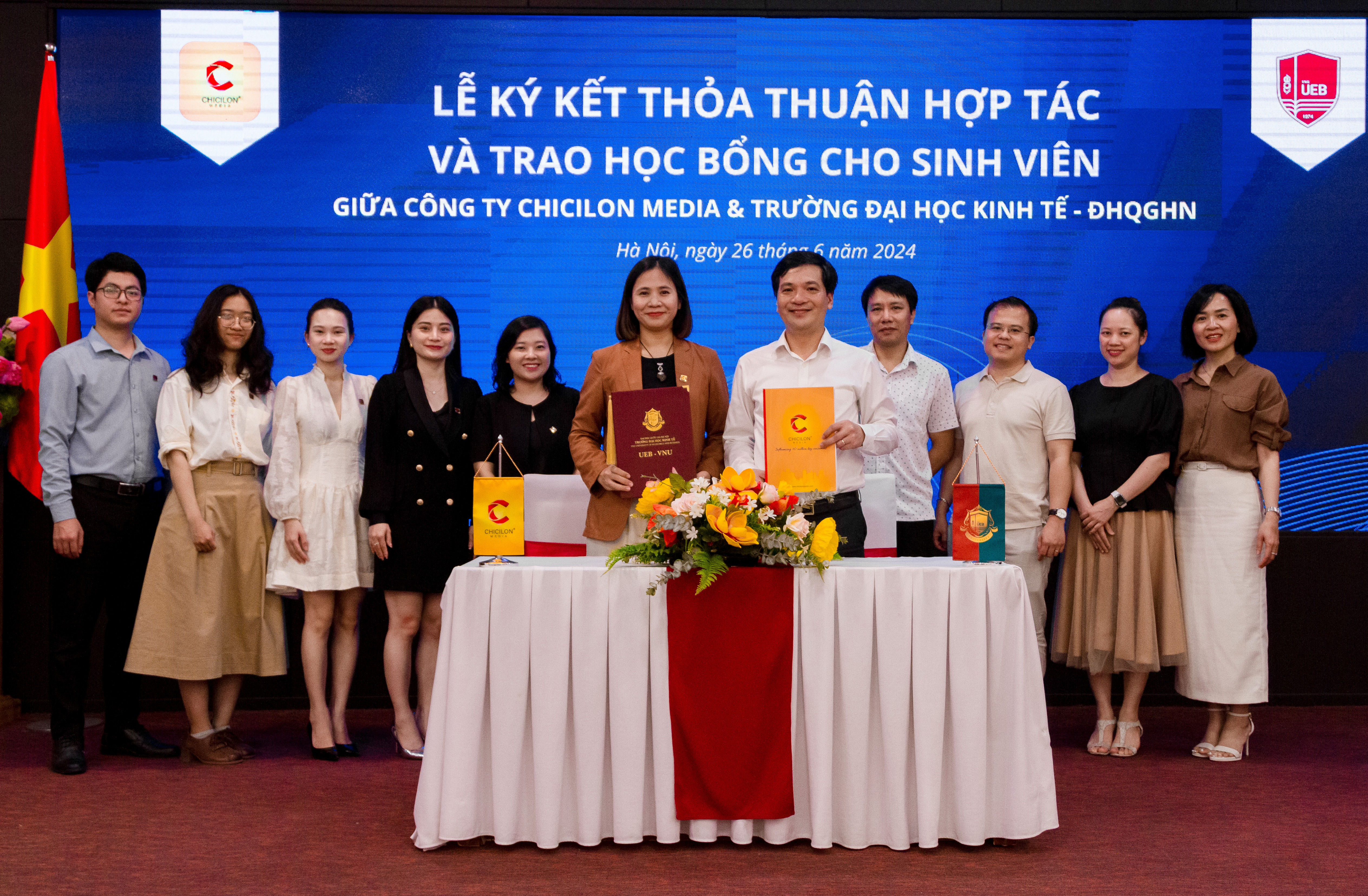 Đại diện Chicilon Media và Trường ĐH Kinh tế - ĐH Quốc Gia Hà Nội tại lễ ký kết