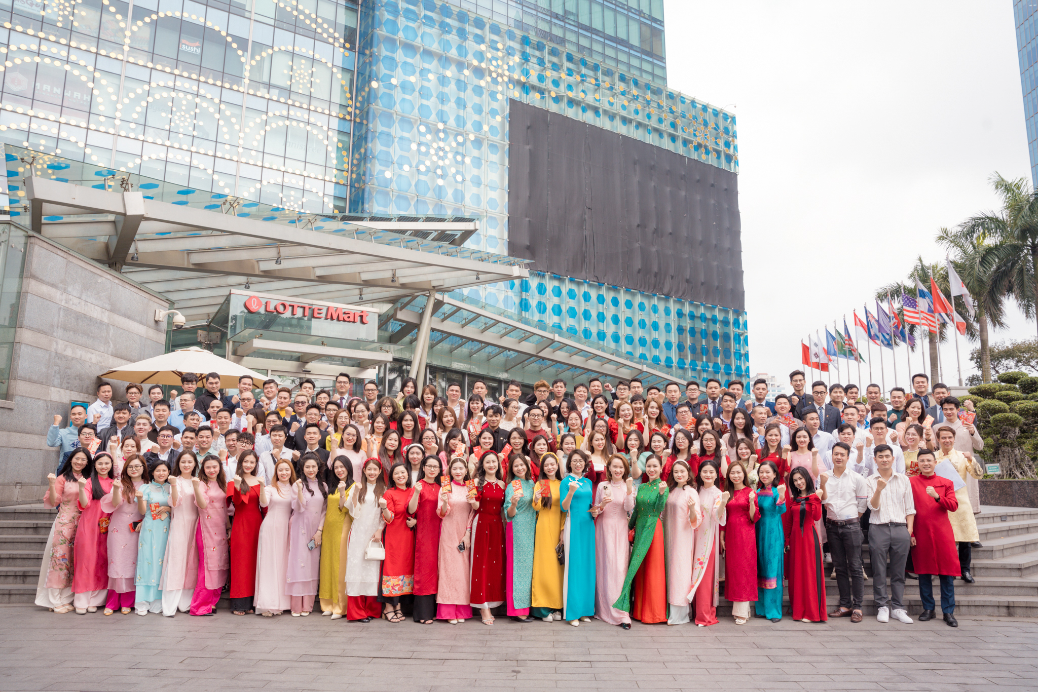 Đội ngũ nhân sự Chicilon Media tại văn phòng Hà Nội chụp hình ngày Tân Xuân 2024