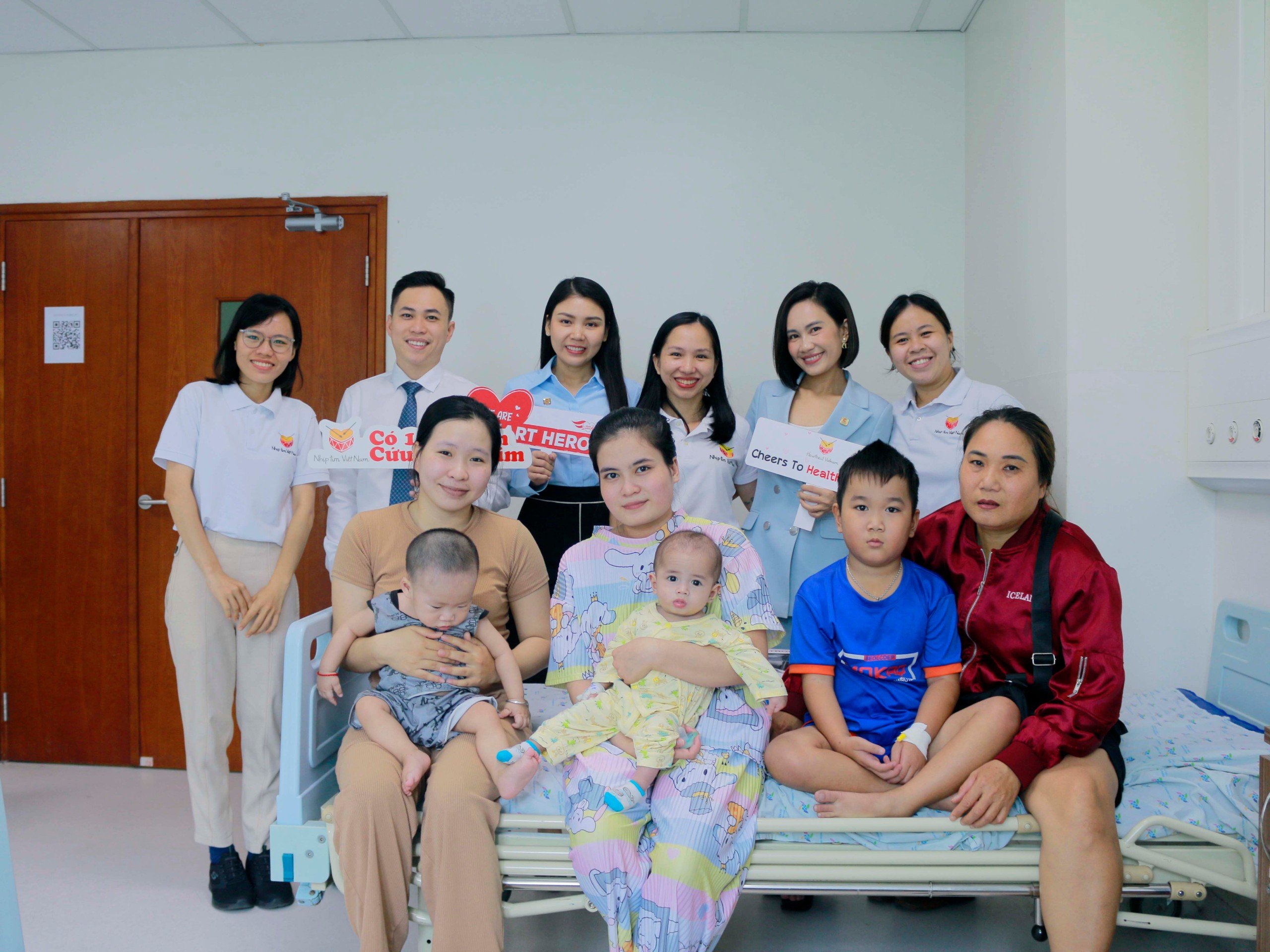 Chicilon's volunteer group visits children who have just had heart surgery, including Bao Kha and his mother (R)