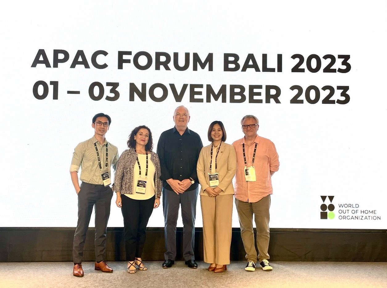 Ban điều hành Tổ chức WOO chụp ảnh lưu niệm cùng đại diện cấp cao của Chicilon Media tham dự Hội nghị