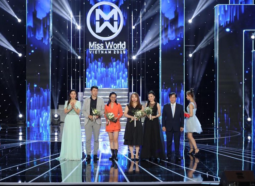 Đại diện Chicilon Media nhận hoa cảm ơn từ ban tổ chức cuộc thi Hoa hậu Việt Nam năm 2019