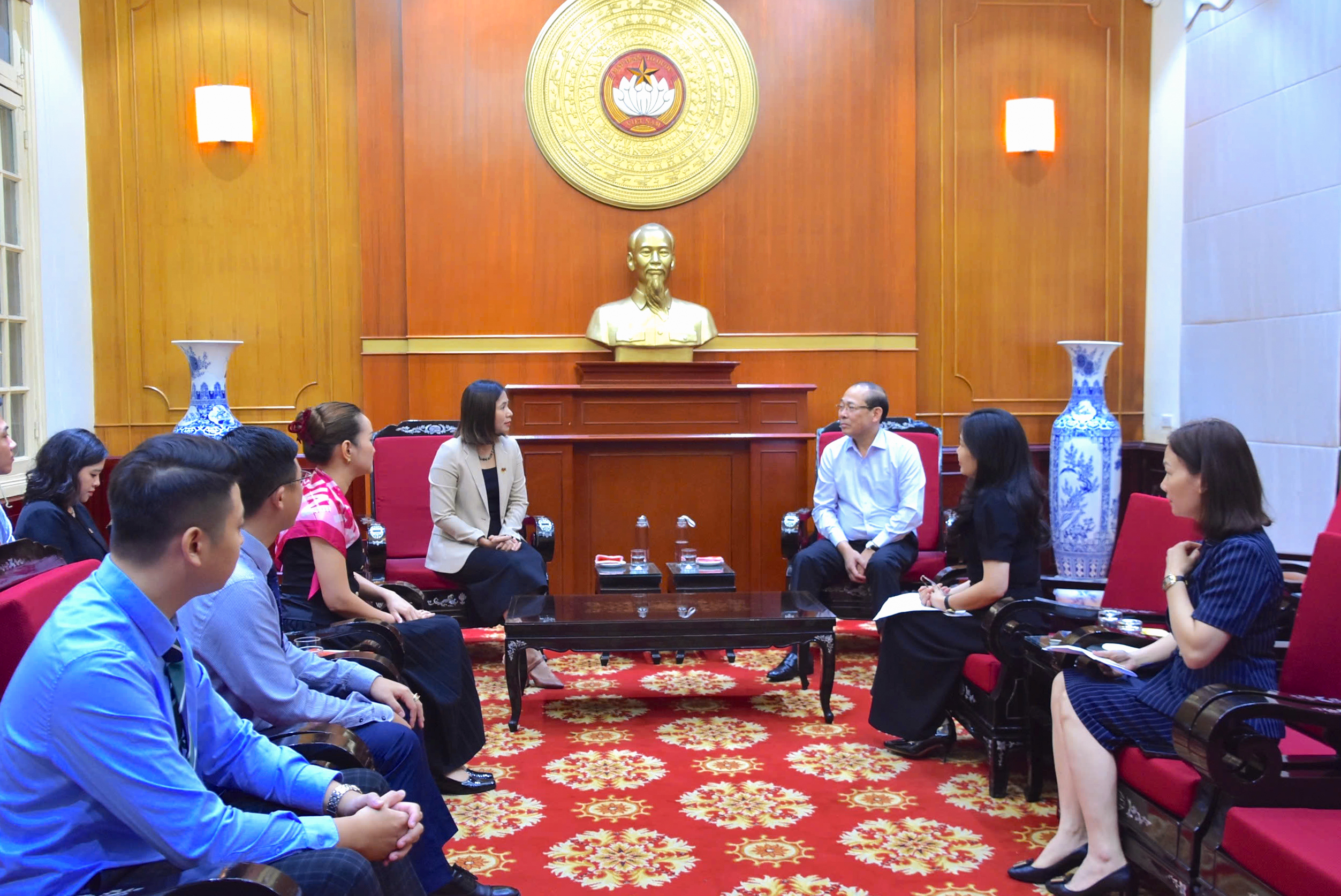 Chicilon Media representative discuss with representative of Vietnam Fatherland Front Central Committee