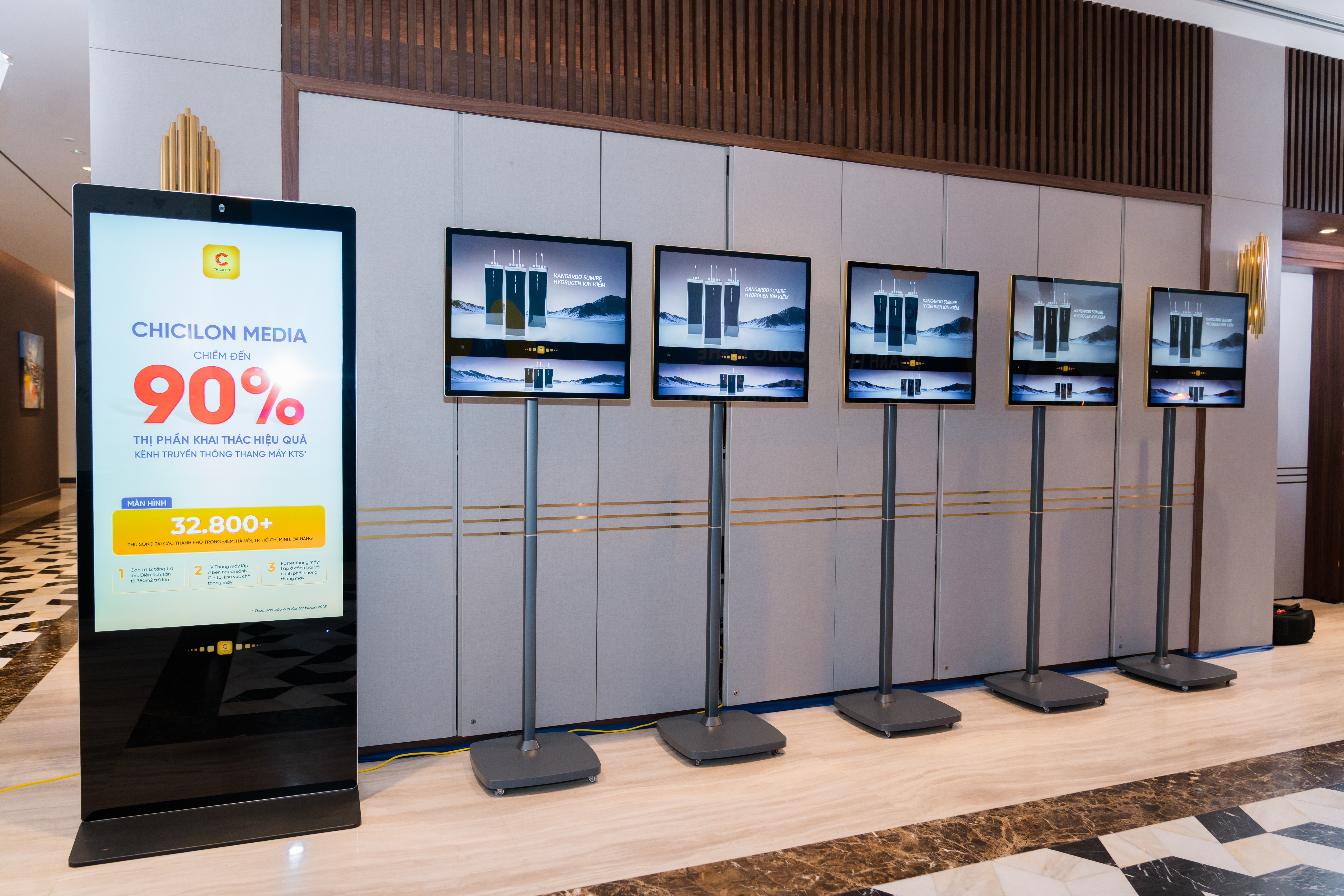 Hình ảnh truyền thông sản phẩm công nghệ, thiết bị gia dụng trên màn hình quảng cáo thang máy của Chicilon Media