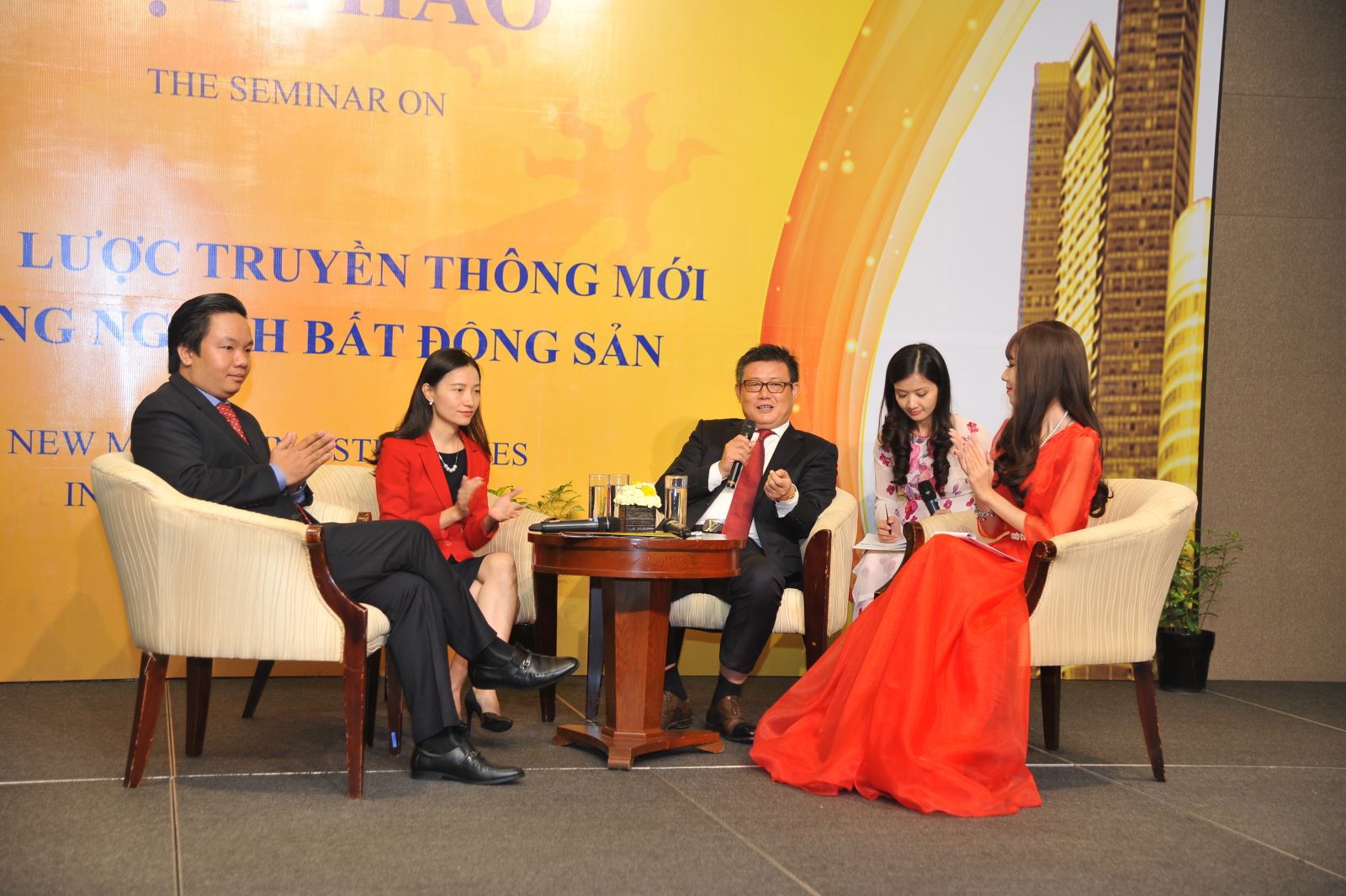 Phiên thảo luận tại hội thảo "Chiến lược truyền thông mới cho thị trường bất động sản" năm 2016