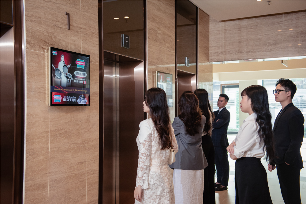 Màn hình quảng cáo của Chicilon Media tại sảnh chờ các tòa văn phòng