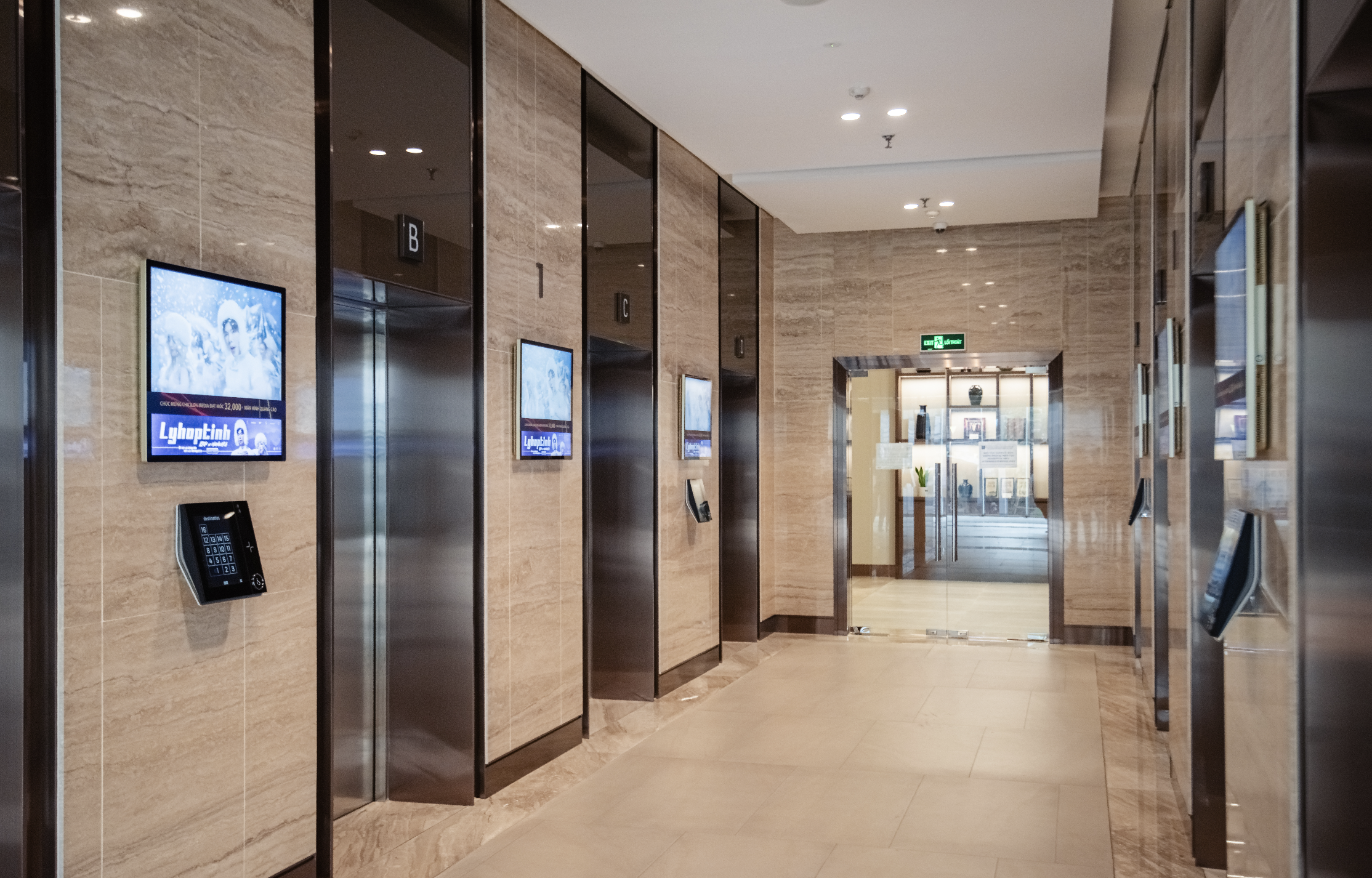 Màn hình quảng cáo của Chicilon Media tại sảnh chờ thang máy