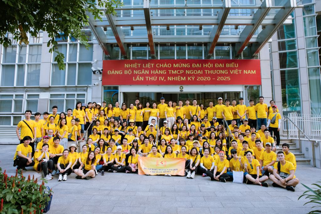 Nhân sự Chicilon Media tham gia hoạt động leo núi