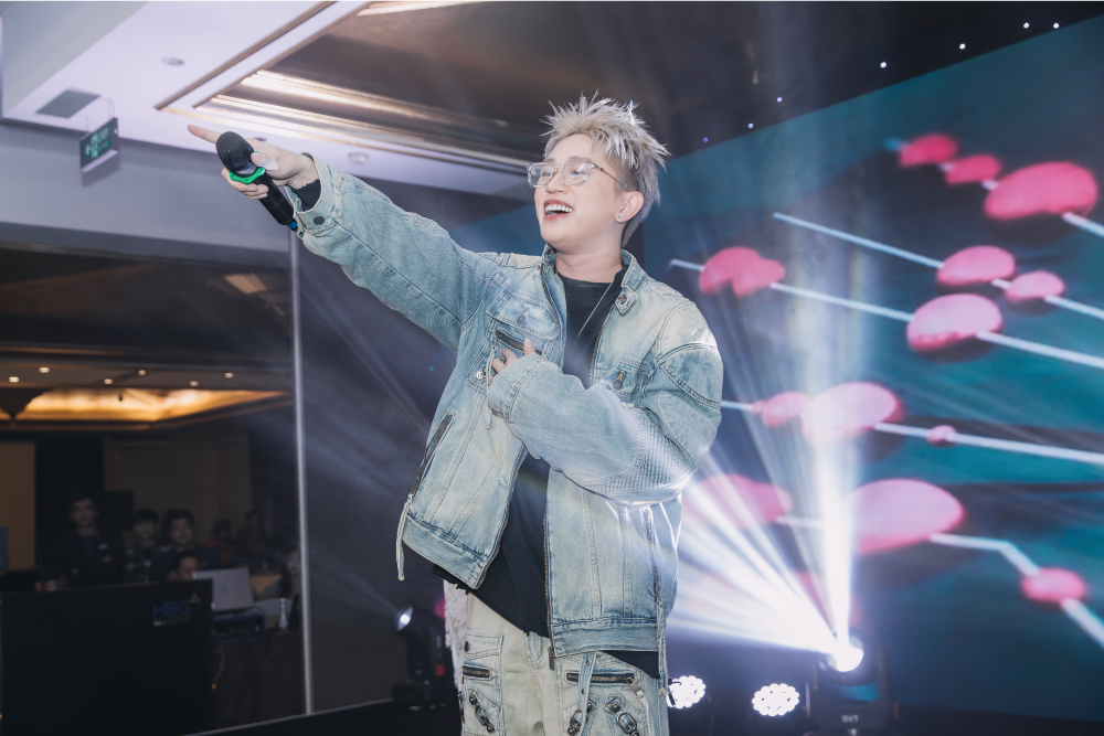 Rapper B Ray trên sân khấu tại tiệc tổng kết năm - Year End Party của Chicilon Media