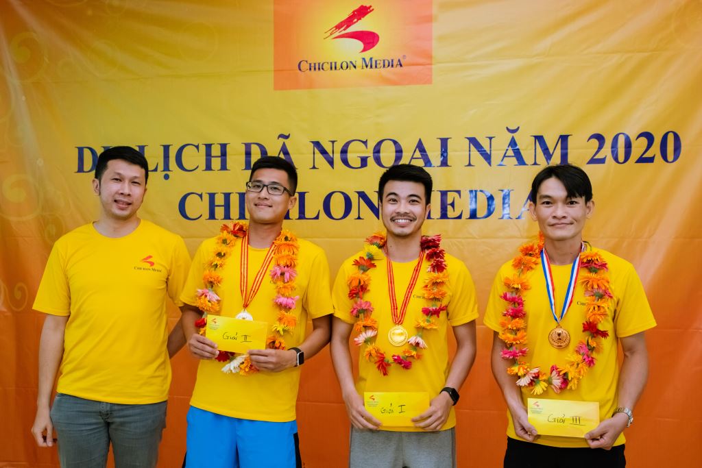 Trao thưởng cho nhân viên đạt giải ở bảng nam